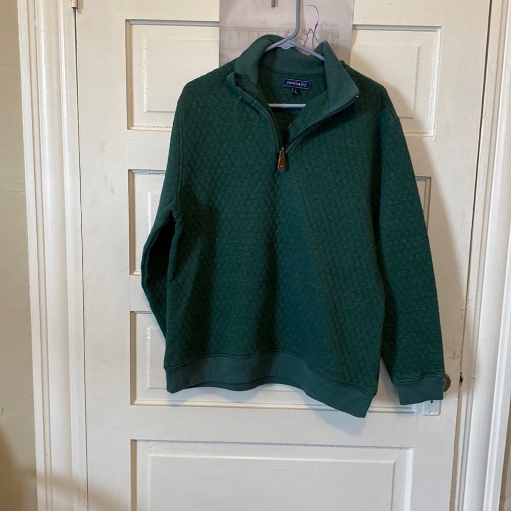 Great condition! Quilted crown and ivy pullover